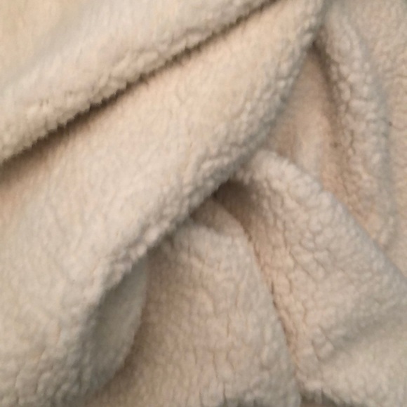 Victoria Secret Sherpa blanket. Large - Picture 4 of 4